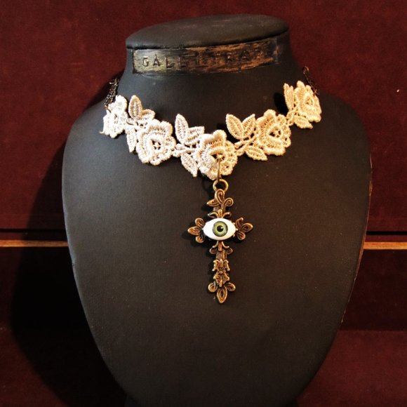 HANDMADE - Choker necklace in bronze lace and chain adorned with a bronze cross. - Picture 6 of 9